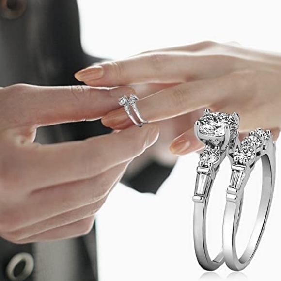 STUNNING Round Diamond Ring Set - Picture 5 of 9